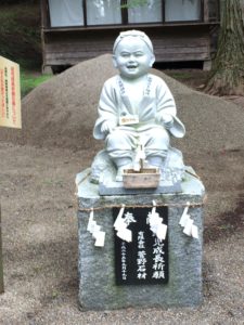 泣き相撲石像