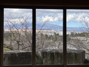 お堂内から富士山を望む